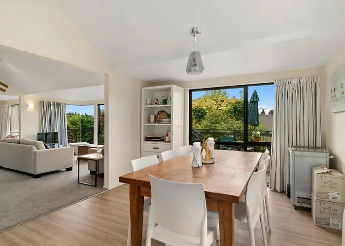Spacious Escape With Outdoor Living - Rippon Lea *