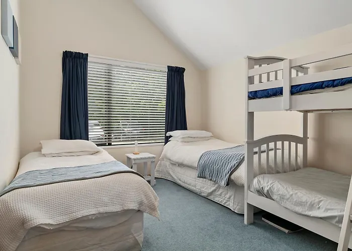 Spacious Escape With Outdoor Living - Rippon Lea Holiday home