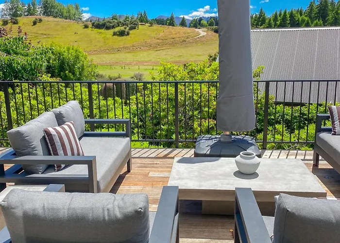 Spacious Escape With Outdoor Living - Rippon Lea Holiday home