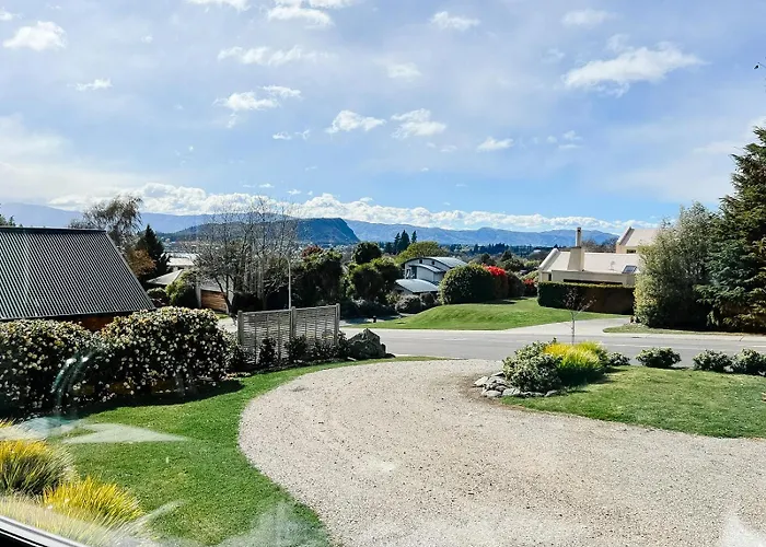 Spacious Escape With Outdoor Living - Rippon Lea Holiday home Wanaka